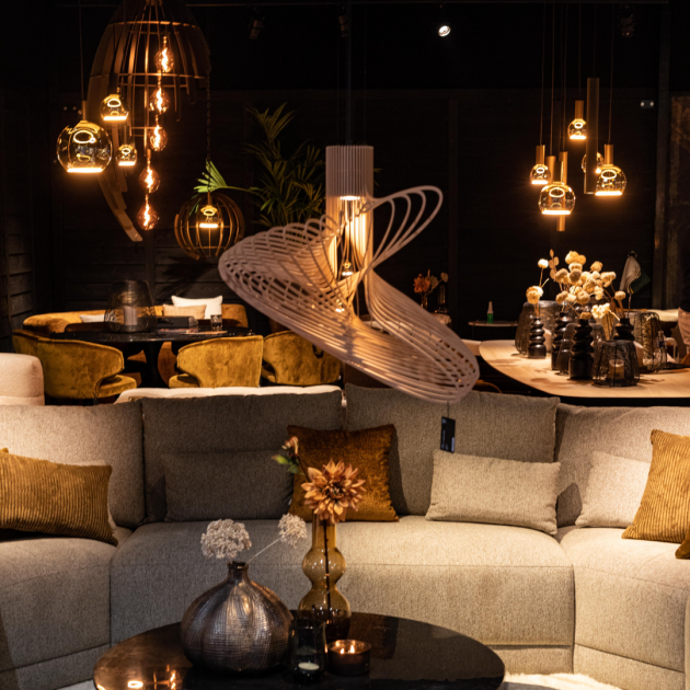 Huiselijke setting met Lodi lamp boven bank en salontafel