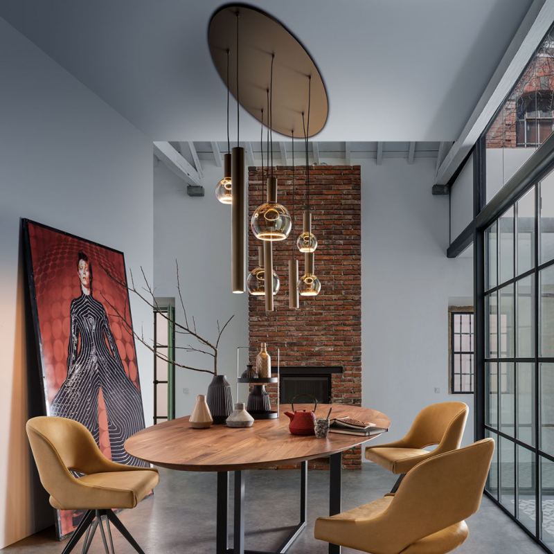 Industriële ruimte met hangende Riva lamp